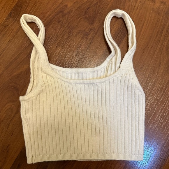 Aritzia Crop - Picture 5 of 8